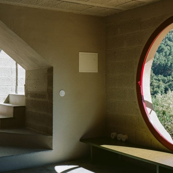 Atelier Local использует бруталистскую архитектуру для дома в Анседе