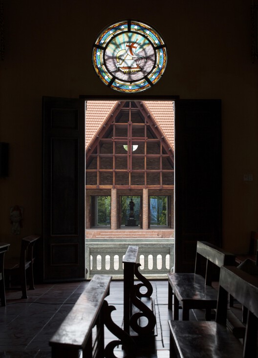 Храм Мученика / Lestudioarchitects - Фотография интерьера, окна, стол, стул