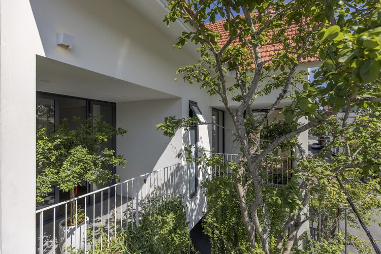 Phong House / Dom Architect Studio - Фотография экстерьера, фасад, окна, перила