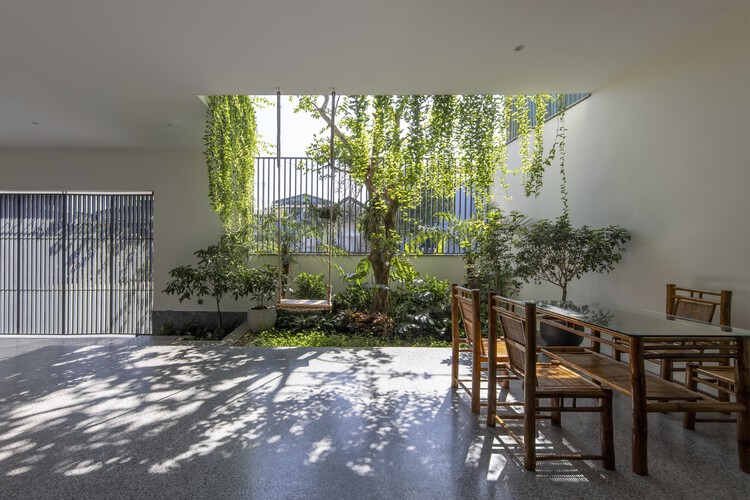 Phong House / Dom Architect Studio - Фотография интерьера, стол, стул, окна