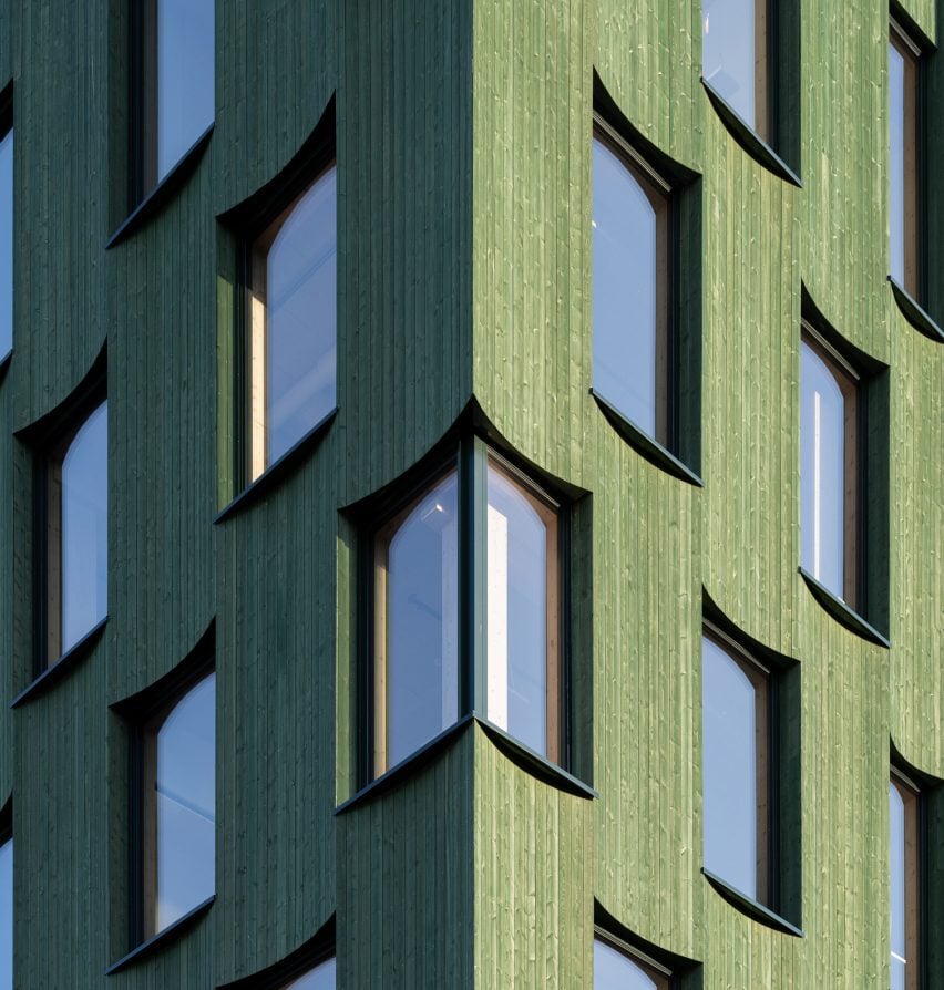 Застекленный офис из зеленой древесины в Норвегии от Oslotre