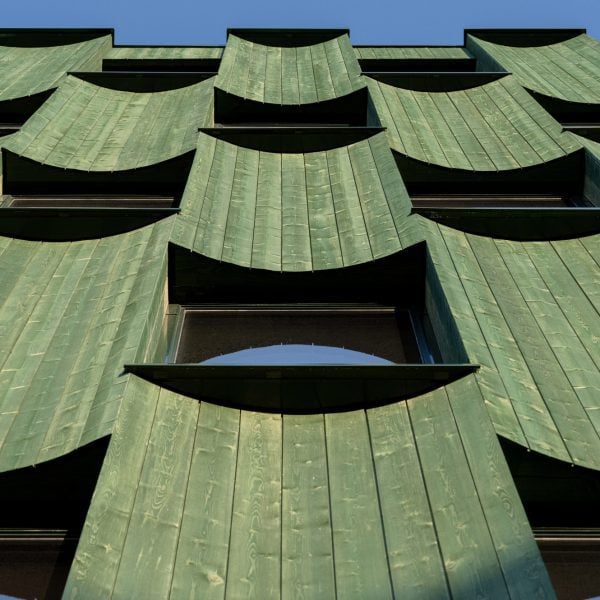 Изогнутые панели облицованного зеленым деревом офиса в Норвегии от Oslotre