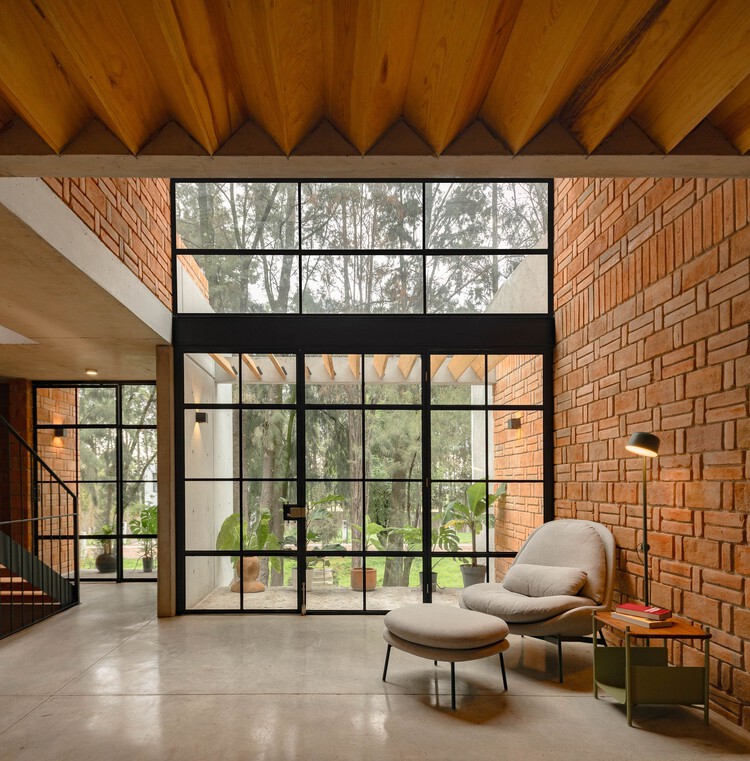 MoMa House / Estudio Tecalli - Фотография интерьера, гостиная, освещение, балка, окна