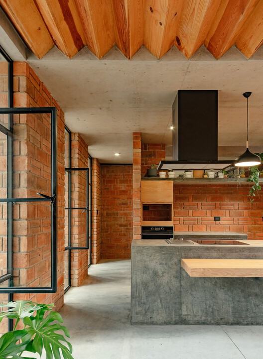 MoMa House / Estudio Tecalli - Фотография интерьера, кухня, кирпич, балка, фасад