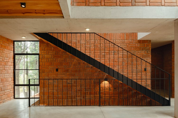 MoMa House / Estudio Tecalli - Фотография интерьера, лестница, кирпич, балка, перила