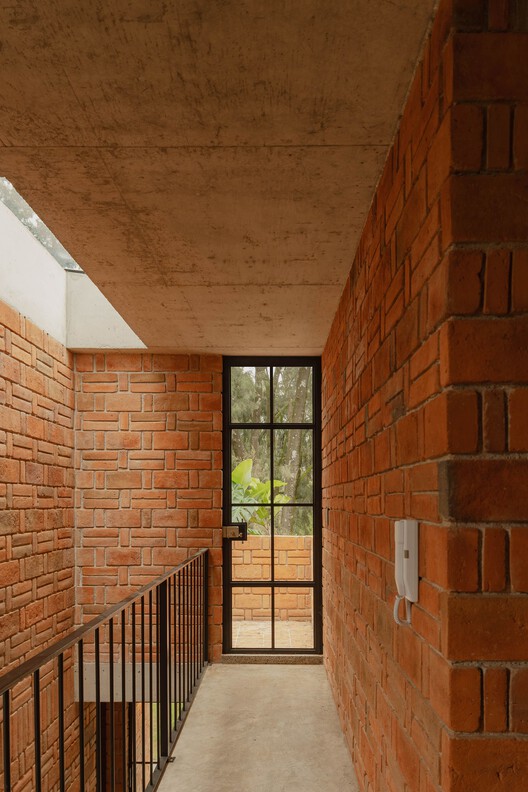 MoMa House / Estudio Tecalli - Фотография интерьера, кирпич, окна