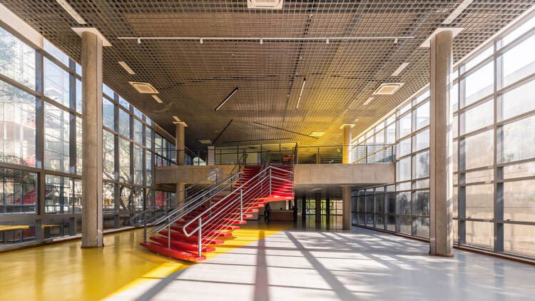 Международный вещательный центр Университета Сан-Паулу (CDI-USP) / Onze arquitetura - Фотография интерьера, лестница, балка, сталь, перила