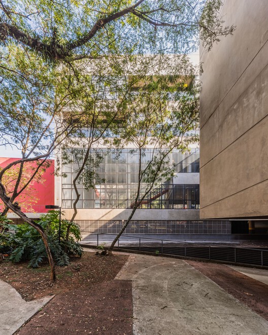 Международный радиовещательный центр Университета Сан-Паулу (CDI-USP) / Onze arquitetura - Фотография экстерьера, фасад