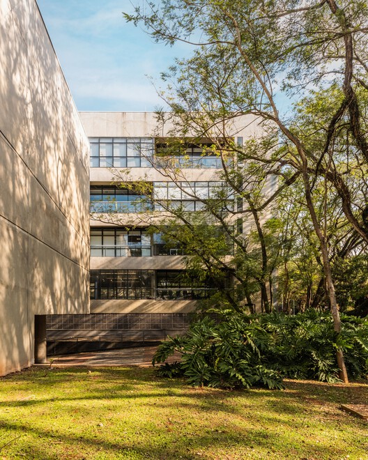 Международный радиовещательный центр Университета Сан-Паулу (CDI-USP) / Onze arquitetura - Фотография экстерьера, окна