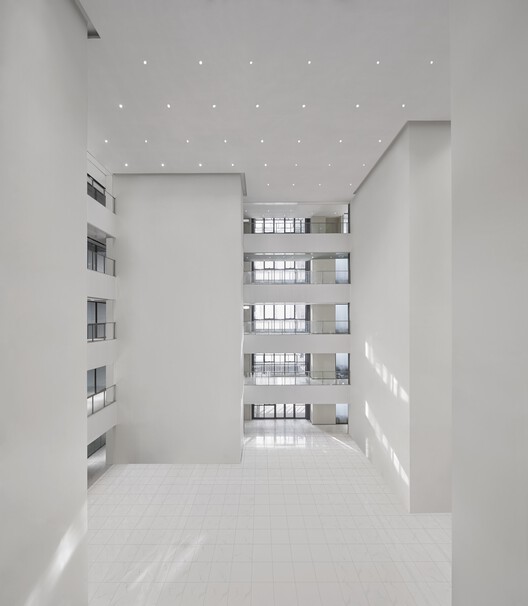 Офисное здание CRYSTAL / SAKO Architects - Фотография интерьера, окна