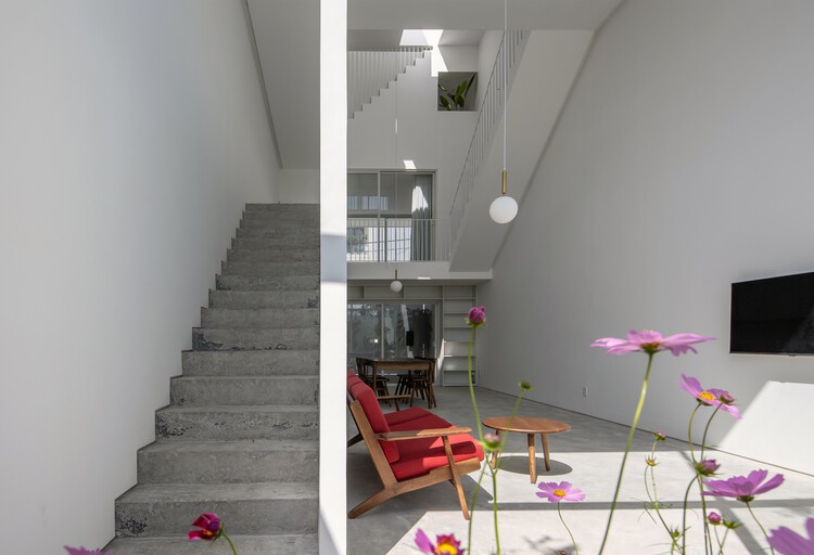 Дом Нха Дао Буок / HH Studio - Фотография интерьера, лестница, стул, перила