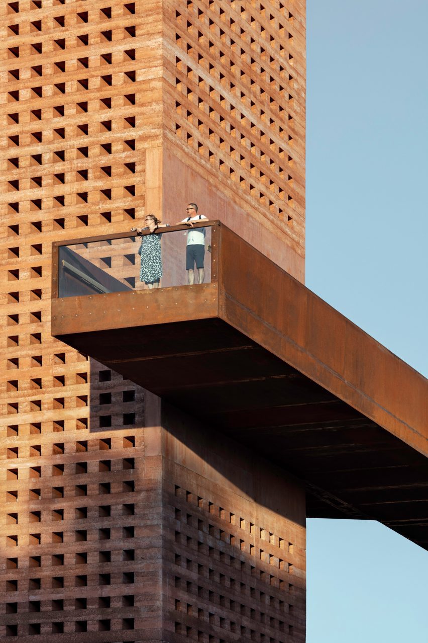 Внешний вид перфорированной башни и моста от Mono Architekten