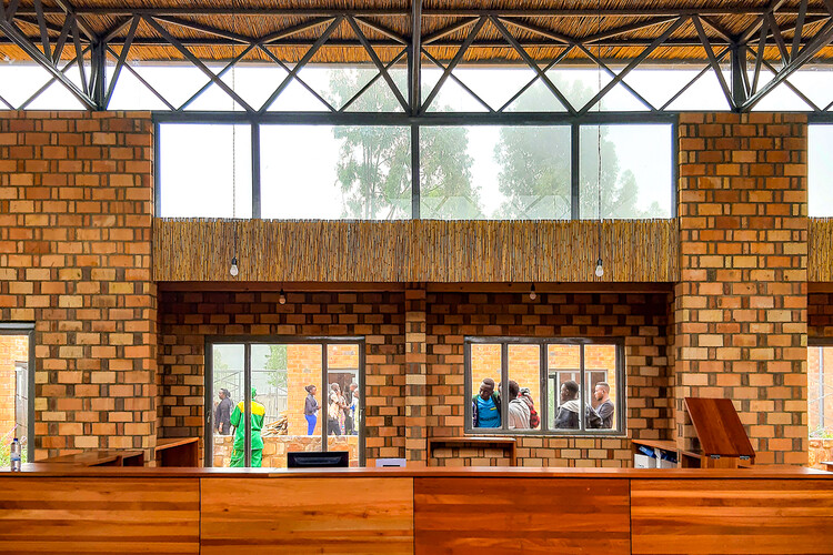 Учебный и спортивный центр Масоро / Совместная работа по общей архитектуре - фотография интерьера, окна, балки