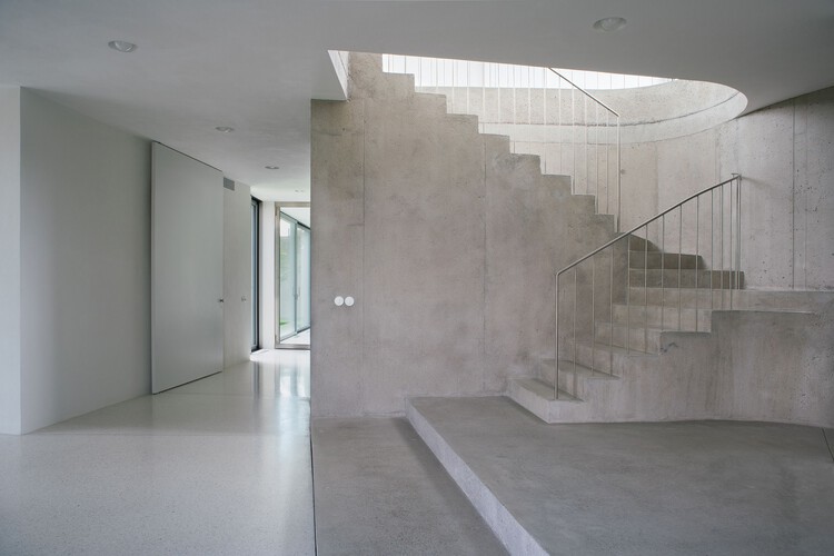 Загородная вилла / Nacházel Architekti - Фотография интерьера, лестница, стекло