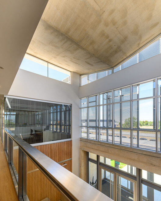 Штаб-квартира Biofarma / Сантьяго Виале Лескано + Хуан Мануэль Хуарес - Фотография интерьера, лестницы, окна, перила
