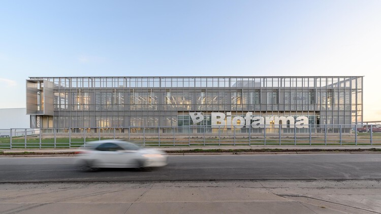 Штаб-квартира Biofarma / Сантьяго Виале Лескано + Хуан Мануэль Хуарес - Экстерьерная фотография, забор