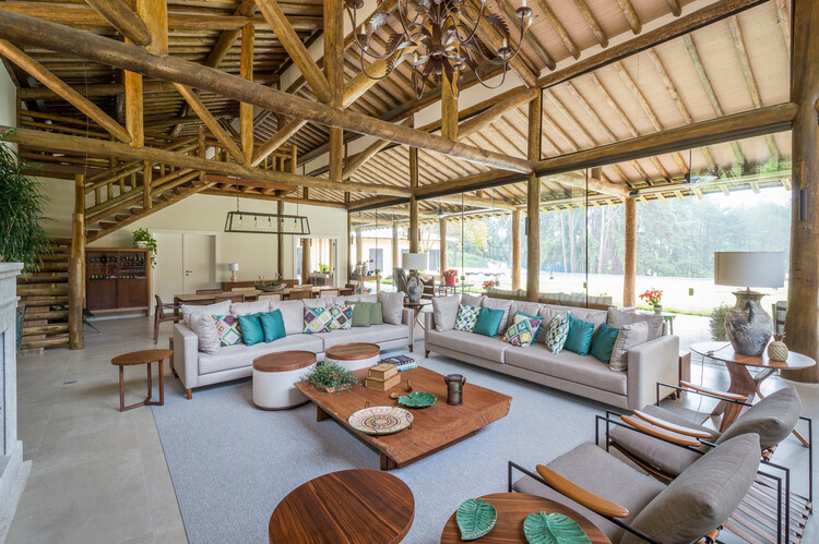 AM House / Scali Wood+Arch Arquitetura Sustentável - Фотография интерьера, гостиная, диван, стол, окна, стул, балка