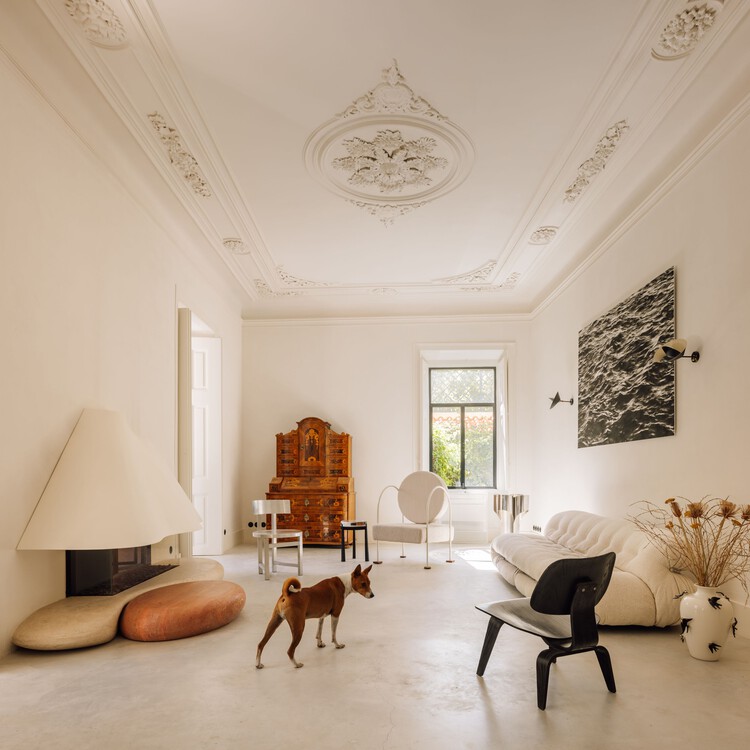 Апартаменты Palmeira/Студия Gameiro - Фотография интерьера, гостиная, освещение, стул