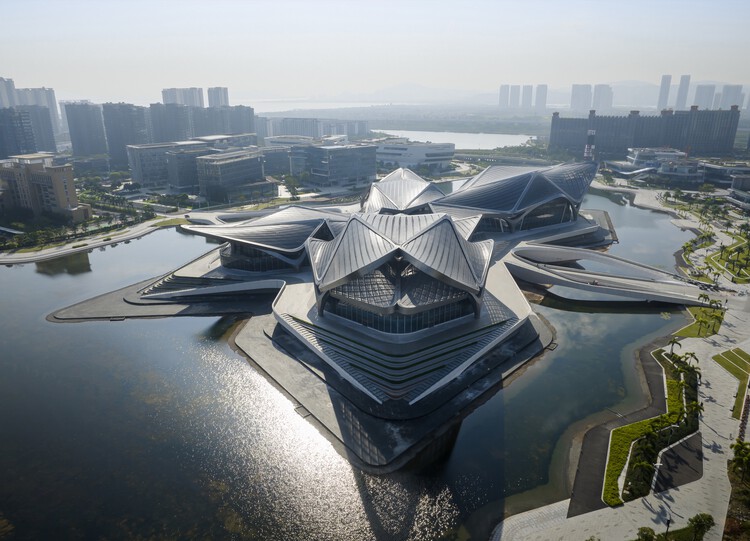 Центр гражданского искусства Чжухай Цзиньвань / Zaha Hadid Architects - Экстерьерная фотография, городской пейзаж