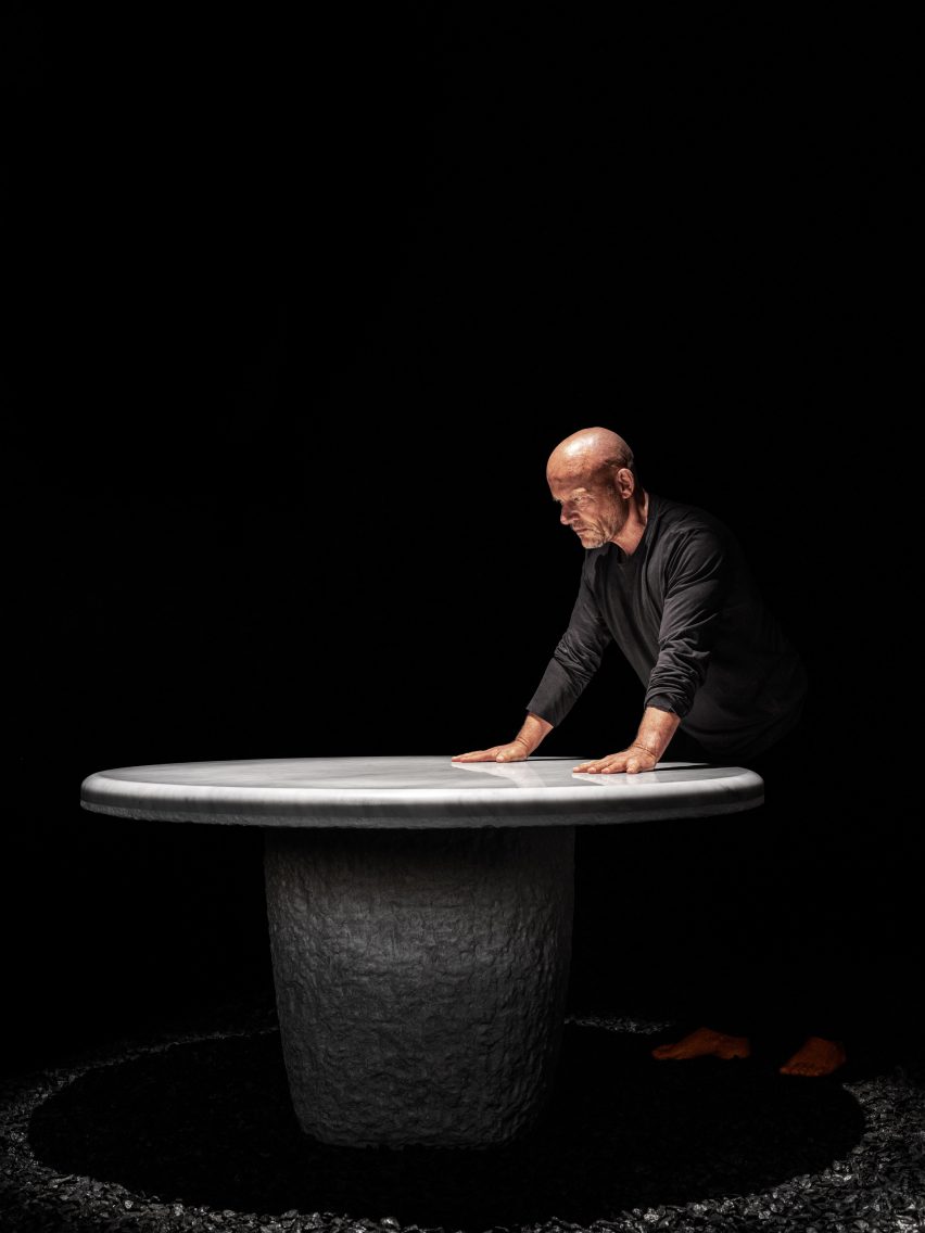 Винсент Ван Дуйсен стоит над каменным столом.
