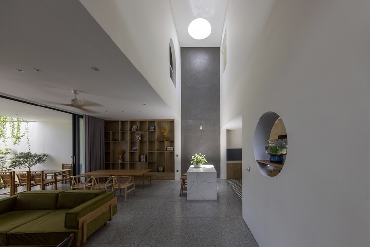 Phong House / Dom Architect Studio - Фотография интерьера, стол