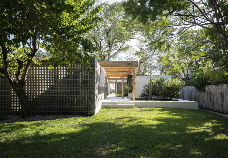 Mayo House / Elástica Studio - Экстерьерная фотография, забор, фасад, сад