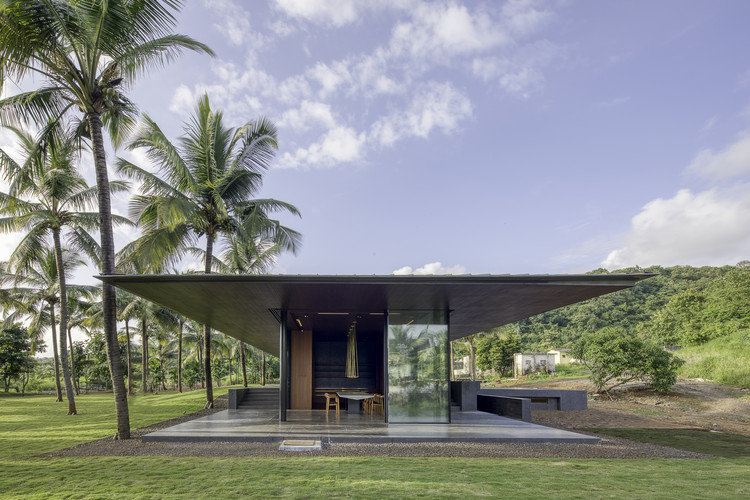 Дом Парикрама / SPASM Design Architects — Фотография экстерьера, бетон