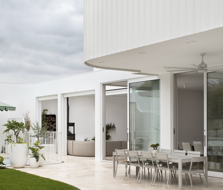 The Grove House / Taouk Architects - Фотография интерьера, стол, стул, фасад, окна