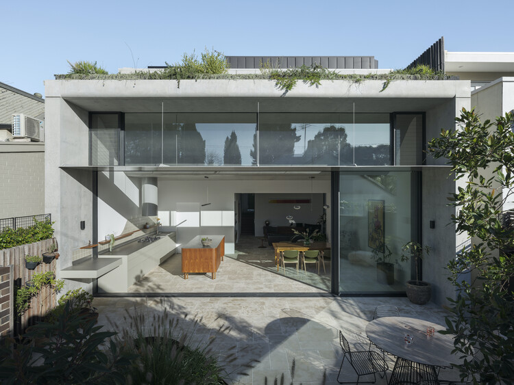 Дом со скрытым садом / Sam Crawford Architects — фотография экстерьера, дверь, фасад, окна, патио, двор