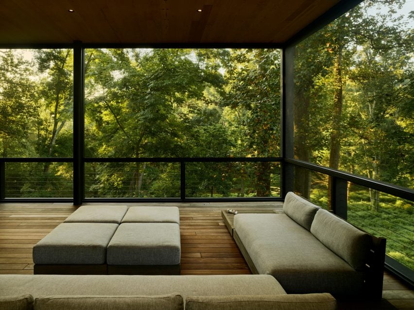 Жилое пространство в доме, обшитом соснами, от Robert Young Architects
