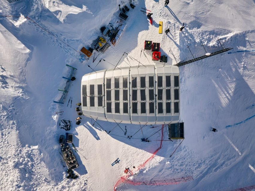 Вид с воздуха на дом лыжного старта от Ingenhoven Architects
