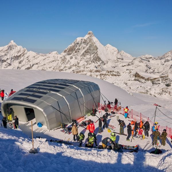 Ingenhoven Architects создает надувной дом для лыжного старта на Маттерхорне