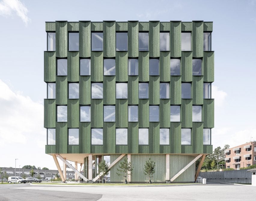 Фасад офиса, обшитого зеленым деревом, в Норвегии, Ослотре