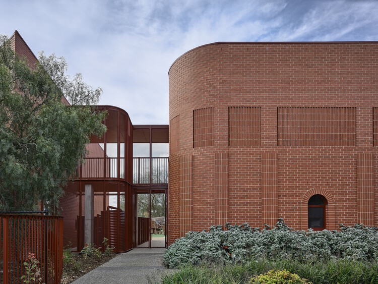 Начальная школа Паско Вейл STEAM / Kosloff Architecture — фотография экстерьера, окна, кирпич, фасад, арка