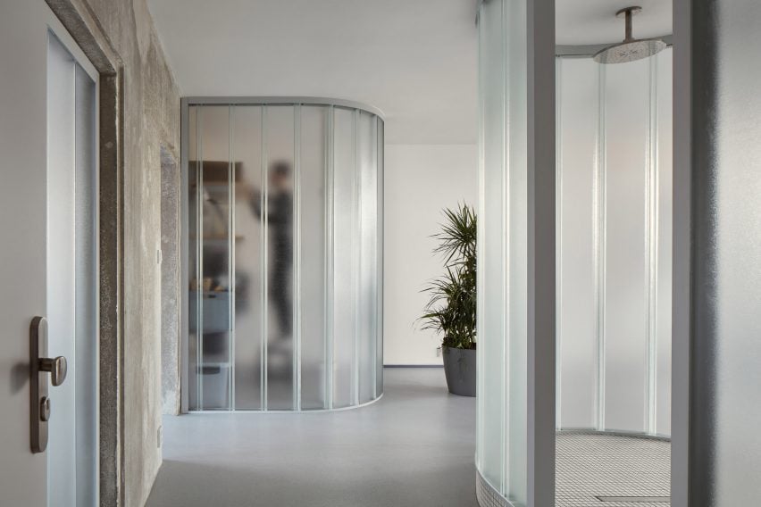 Neuhäusl Hunal отремонтировала квартиру в Праге с использованием гнутых стеклянных перегородок