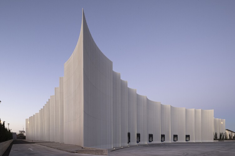 Новый складской логистический центр Mayoral / System Arquitectura - Фотография экстерьера, фасад