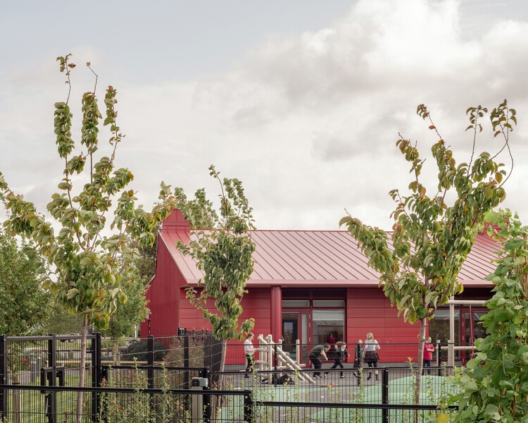 Общественная специальная школа Альфретон-Парк / Архитектура Curl la Tourelle Head — фотография экстерьера, окна, забор, сад