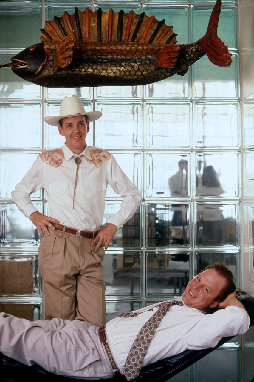 Историческое фото Дэвида Лейка в ковбойской шляпе с лежащим Тедом Флато.