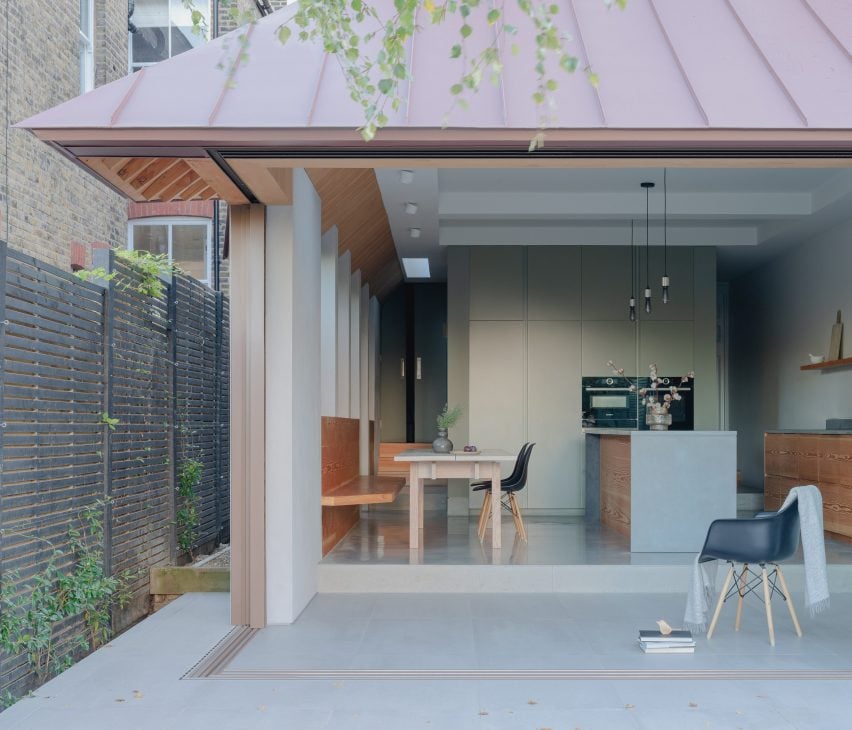 Компания Proctor & Shaw спроектировала пристройку к дому в Лондоне с цинковой крышей