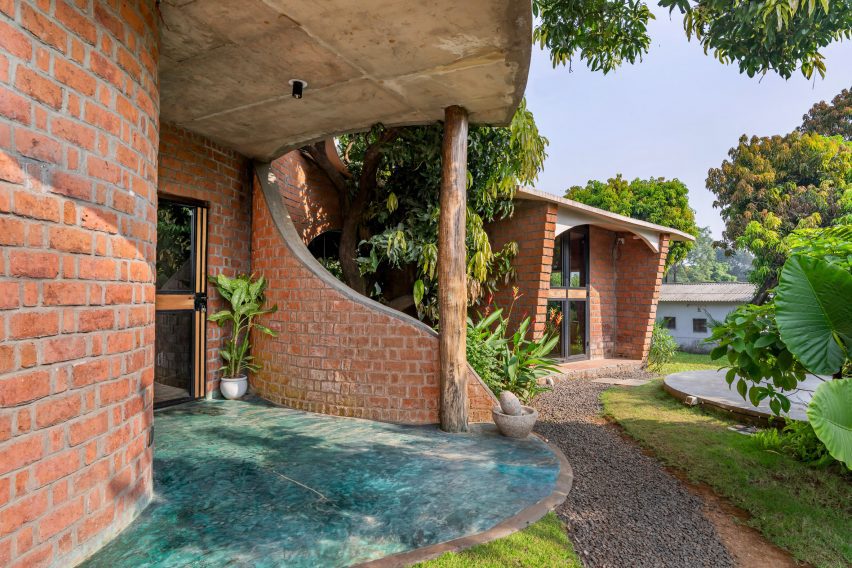 Компания Blurring Boundaries проектирует кирпичный дом, расположенный в индийском лесу