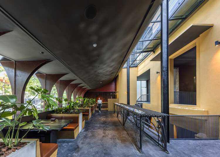 Ресторан Yazawa Hanoi / Takashi Niwa Architects - Фотография интерьера, столовая, окна, балка