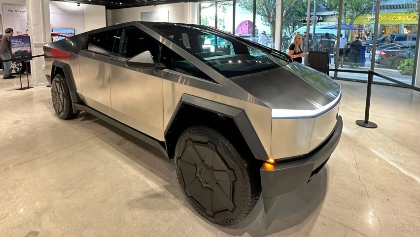 Tesla Cybertruck в выставочном зале
