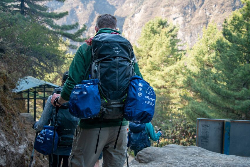 Турист несет мешки с мусором в проекте From The Himalayas от Super Local