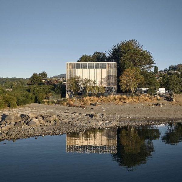 Театр на берегу озера в Чили представляет собой конструкцию «коробка в коробке».