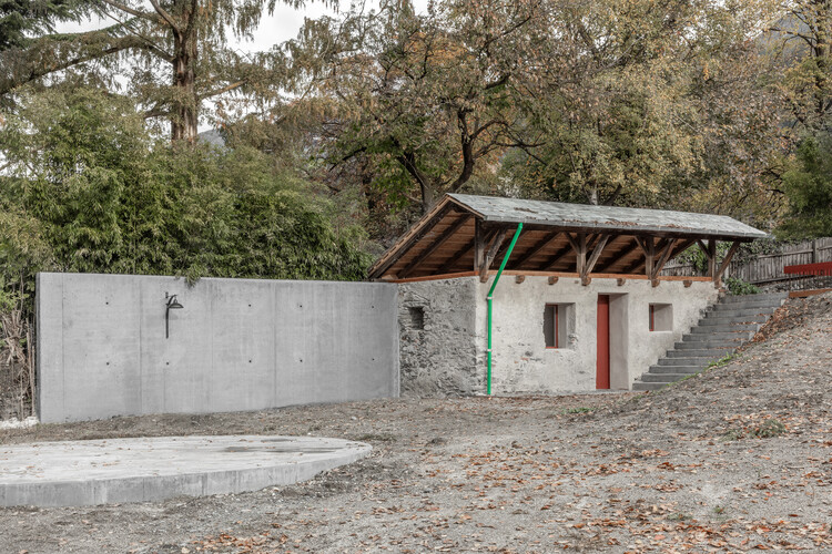 Дом у стены / bergmeisterwolf Architekten - Фотография экстерьера, Лес