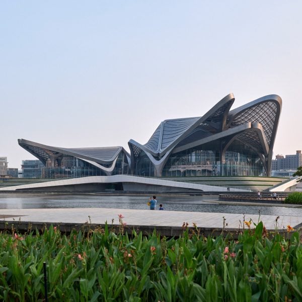 Zaha Hadid Architects завершает строительство Центра гражданского искусства Чжухай Цзиньвань в Китае