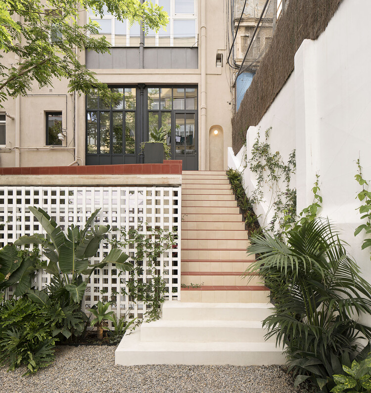 Domingo Renovation / Aramé Studio - Экстерьерная фотография, лестница, окна, фасад, перила, двор