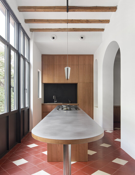 Ремонт Доминго / Aramé Studio - Фотография интерьера, кухня, стол, окна, балка