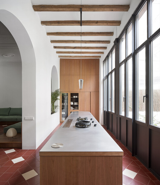 Domingo Renovation / Aramé Studio - Фотография интерьера, стол, стул, окна