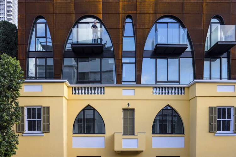 22 Жилое и коммерческое здание Монтефиори / Yaniv Pardo Architects - Фотография интерьера, окна, фасад, арка